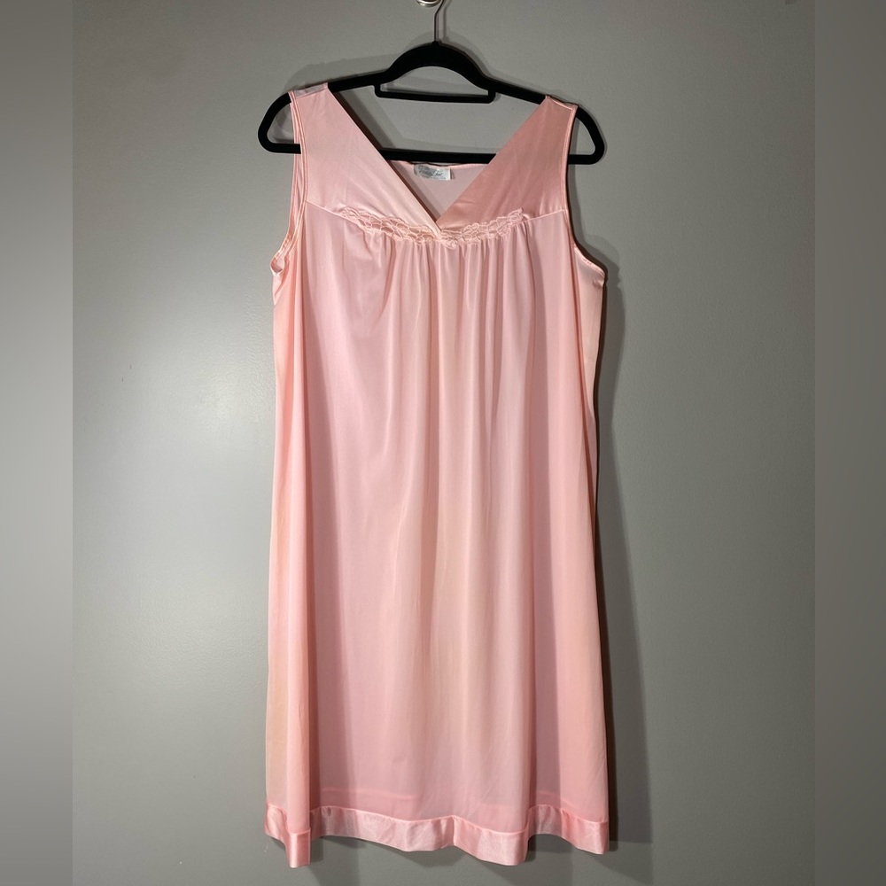 Vanity Fair Ladies Nightgown L
Made in the USA
Tricot, all nylon
Sleeveless
Pink